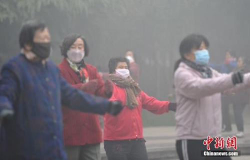 12月4日，河北省氣象臺在不同時段分別發(fā)布了大霧紅色預(yù)警信號和霾紅色預(yù)警信號。<a target='_blank'  _fcksavedurl='http://www.chinanews.com/'></table>中新社</a>記者 翟羽佳 攝