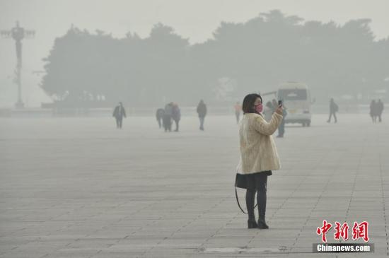 資料圖：12月20日，北京大霧、霾預(yù)警雙發(fā)，局地能見度不足50米。<a target='_blank'  _fcksavedurl='http://www.chinanews.com/' ></table>中新網(wǎng)</a>記者 金碩 攝