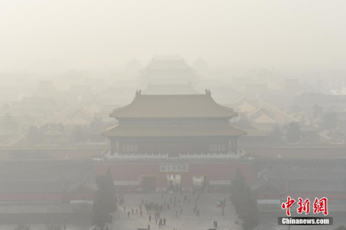 資料圖：12月20日，北京大霧、霾預(yù)警雙發(fā)，局地能見度不足50米，整個京城仿佛置身于“仙境”，分不清霧和霾。<a target='_blank'  _fcksavedurl='http://www.chinanews.com/' ></table>中新網(wǎng)</a>記者 金碩 攝