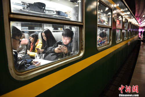 2017年1月13日0點52分，1000余名旅客在北京火車站登上了從北京開往重慶的3603次列車，踏上返家的路程。這是2017年春運的首趟列車，2017春運的大幕也就此拉開。 <a target='_blank'  _fcksavedurl='http://www.chinanews.com/' ></table>中新網(wǎng)</a>記者 金碩 攝