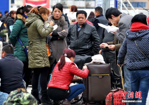 資料圖：福州火車(chē)站外的外來(lái)務(wù)工人員。張斌 攝