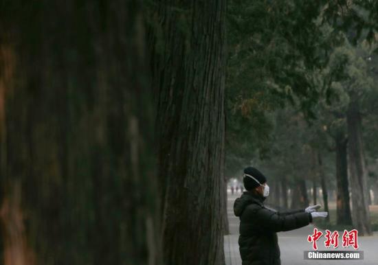 一位老人戴口罩在北京天壇公園健身(資料圖)。<a target='_blank'  _fcksavedurl='http://www.chinanews.com/'></table>中新社</a>記者 劉關(guān)關(guān) 攝