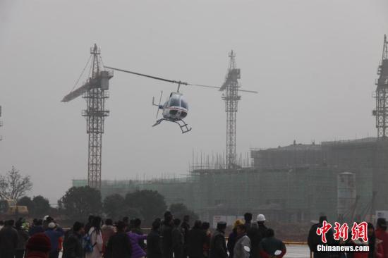 2015年1月18日，江西省九江市瑞昌市某樓盤(pán)附近，兩架小型直升機(jī)不停起降，搭載購(gòu)房者從空中觀賞市區(qū)美景。2014年以來(lái)，九江樓市一直比較低迷，為吸引市民看房購(gòu)房，一些開(kāi)發(fā)商使出了各種招數(shù)促銷(xiāo)。該開(kāi)發(fā)商就采取用直升機(jī)看房這一非常規(guī)手段，試圖吸引市民買(mǎi)房。<a target='_blank'  _fcksavedurl='http://www.chinanews.com/'></table>中新社</a>發(fā) 魏東升 攝 圖片來(lái)源：CNSPHOTO