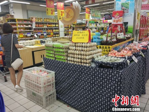 市民正在超市購物。<a target='_blank'  _fcksavedurl='http://www.chinanews.com/' ></table>中新網(wǎng)</a>記者 李金磊 攝