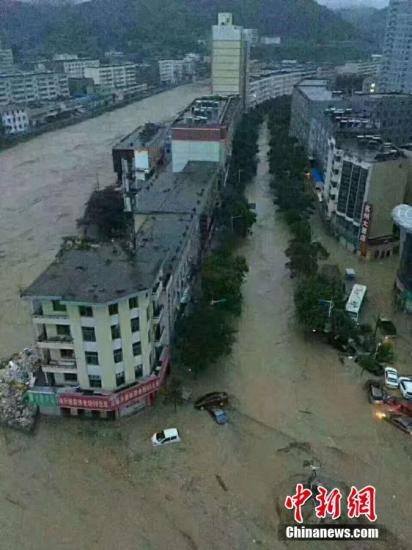 7月26日，據(jù)陜西省榆林市綏德縣委宣傳部官方微博消息，因境內(nèi)突降暴雨和大理河上游子洲境內(nèi)一水庫潰壩，陜西榆林綏德縣大理河沿岸出現(xiàn)嚴(yán)重險(xiǎn)情，群眾生命財(cái)產(chǎn)受到威脅。綏德縣委宣傳部 供圖