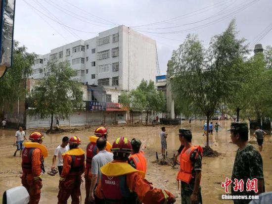 陜西榆林綏德暴雨引發(fā)水災(zāi)，救援人員解救受困群眾。綏德縣委宣傳部 供圖