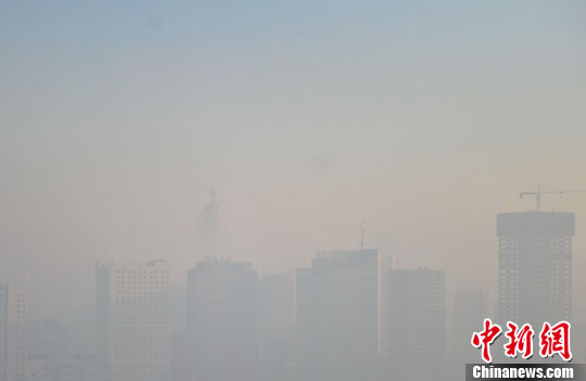 資料圖：2014年1月14日，沈陽(yáng)遭遇中度污染，市區(qū)部分地區(qū)如“海市蜃樓”。<a target='_blank'  _fcksavedurl='http://www.chinanews.com/'></table>中新社</a>發(fā) 于海洋 攝