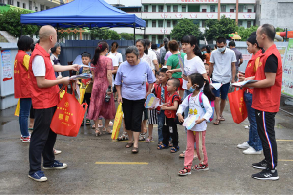 （刪去梧州市市稿中兩張圖片中間的文字）廣西各地開展“六一”反邪教宣傳活動1227