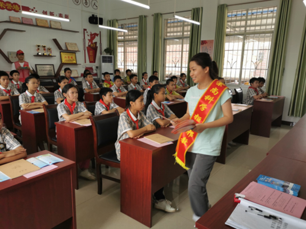 （刪去梧州市市稿中兩張圖片中間的文字）廣西各地開展“六一”反邪教宣傳活動1583