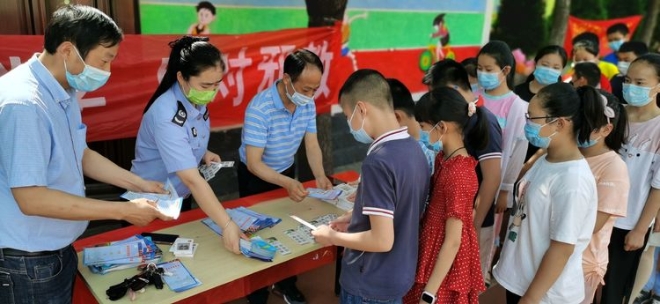 水湖鎮(zhèn)中心校的反邪教宣傳進校園活動現(xiàn)場2