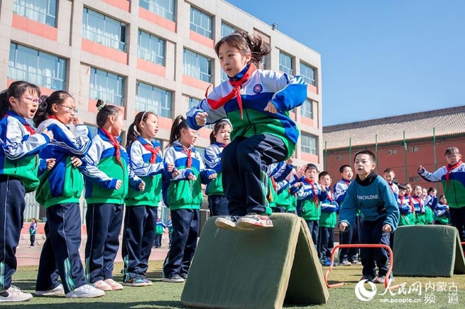 呼和浩特市玉泉區(qū)通順街小學(xué)學(xué)生在進(jìn)行體能練習(xí)。丁根厚攝